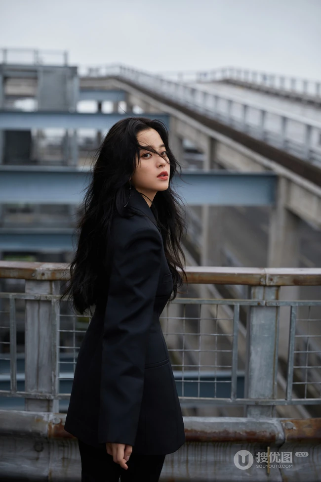 欧阳娜娜全黑西服套装着身化身酷女孩天台停车场写真靓照