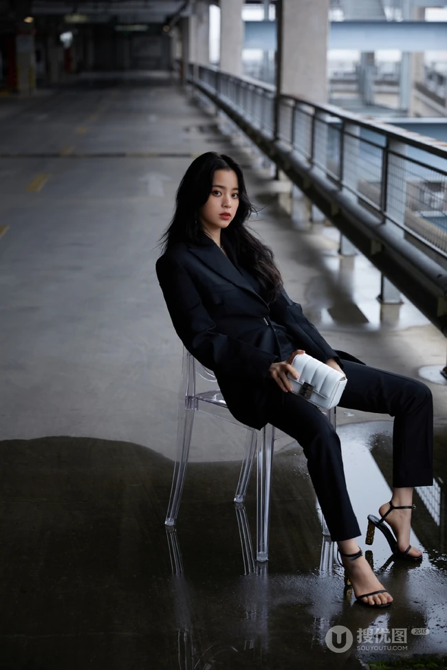 欧阳娜娜全黑西服套装着身化身酷女孩天台停车场写真靓照