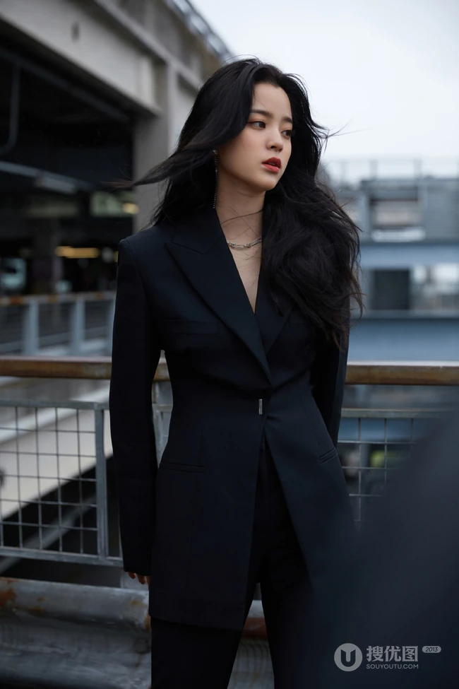 欧阳娜娜全黑西服套装着身化身酷女孩天台停车场写真靓照