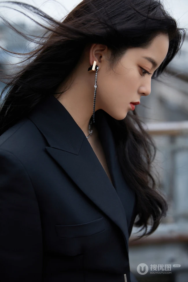欧阳娜娜全黑西服套装着身化身酷女孩天台停车场写真靓照
