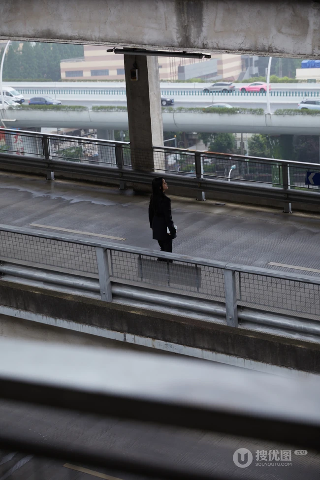 欧阳娜娜全黑西服套装着身化身酷女孩天台停车场写真靓照