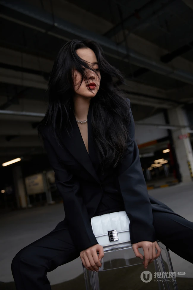 欧阳娜娜全黑西服套装着身化身酷女孩天台停车场写真靓照