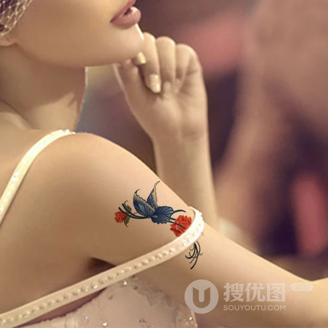 蝶恋花纹身，女生胳膊上的彩绘蝴蝶和玫瑰花精美纹身小图案图片