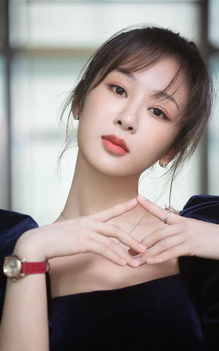 杨紫身着拼接公主裙化身文艺系少女钢琴前写真图片