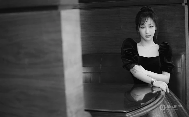 杨紫身着拼接公主裙化身文艺系少女钢琴前写真图片