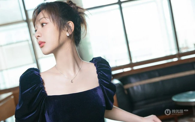 杨紫身着拼接公主裙化身文艺系少女钢琴前写真图片
