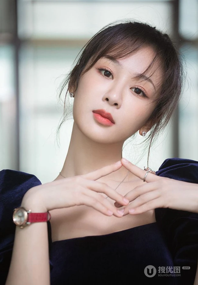杨紫身着拼接公主裙化身文艺系少女钢琴前写真图片