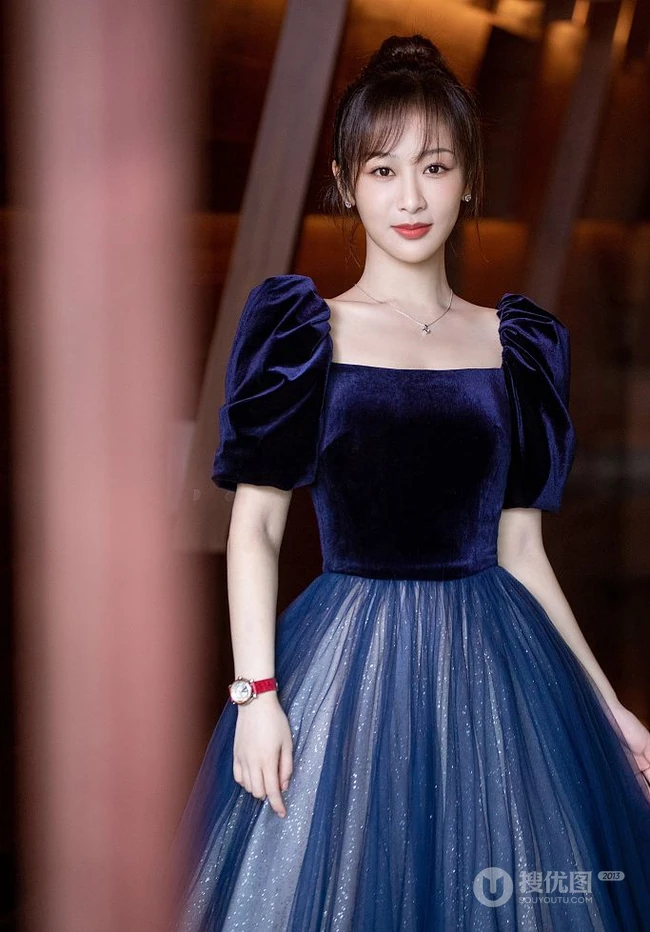 杨紫身着拼接公主裙化身文艺系少女钢琴前写真图片