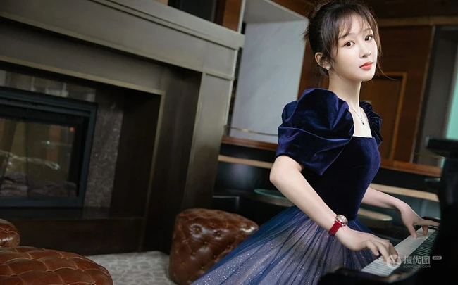 杨紫身着拼接公主裙化身文艺系少女钢琴前写真图片