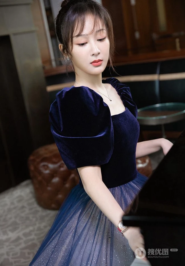 杨紫身着拼接公主裙化身文艺系少女钢琴前写真图片