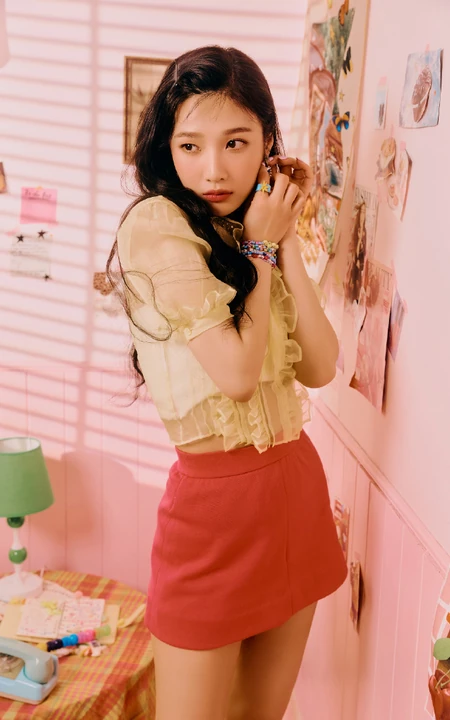 韩国女歌手姜涩琪粉色少女心满满闺房甜美复古写真图片