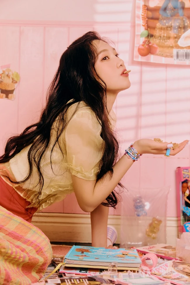韩国女歌手姜涩琪粉色少女心满满闺房甜美复古写真图片