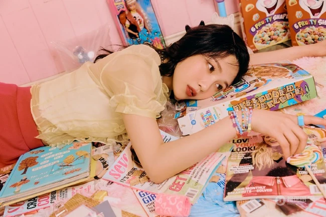 韩国女歌手姜涩琪粉色少女心满满闺房甜美复古写真图片