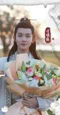 肖战、任敏主演古装剧《玉骨遥》空桑志杀青照，各主要演员手捧鲜花个人照片