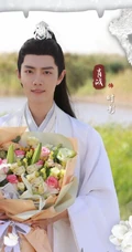 肖战、任敏主演古装剧《玉骨遥》空桑志杀青照，各主要演员手捧鲜花个人照片