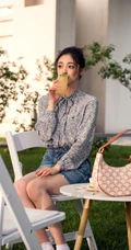 周洁琼小清新碎花衫牛仔裙穿搭夏日街头写真美照