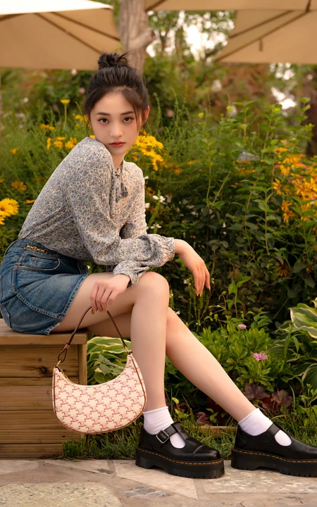 周洁琼小清新碎花衫牛仔裙穿搭夏日街头写真美照