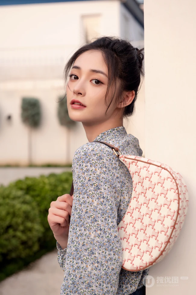 周洁琼小清新碎花衫牛仔裙穿搭夏日街头写真美照