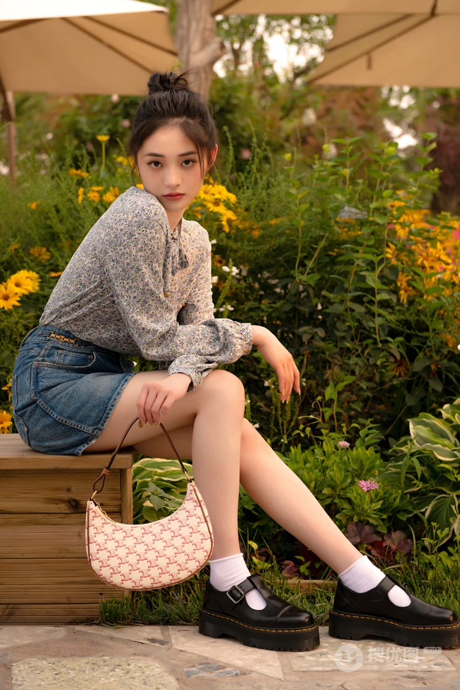 周洁琼小清新碎花衫牛仔裙穿搭夏日街头写真美照