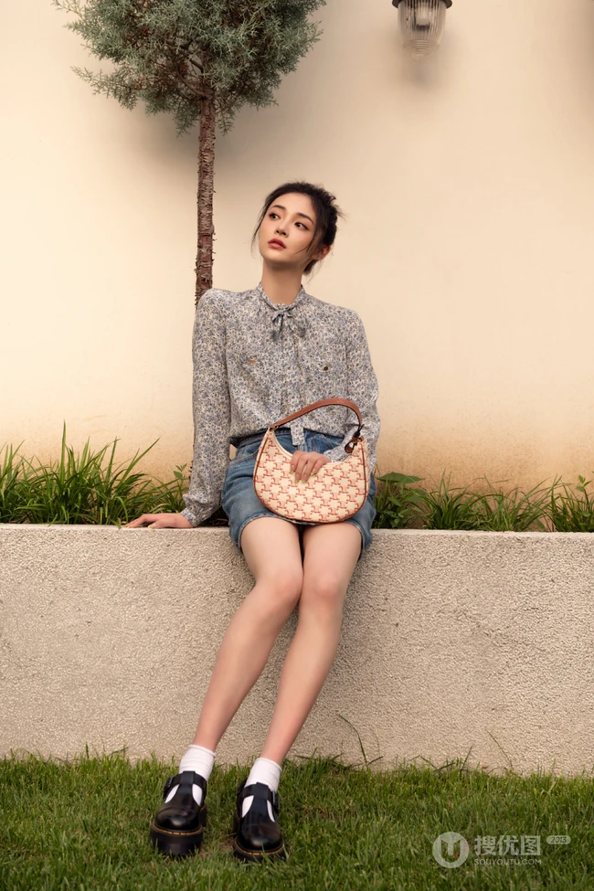 周洁琼小清新碎花衫牛仔裙穿搭夏日街头写真美照
