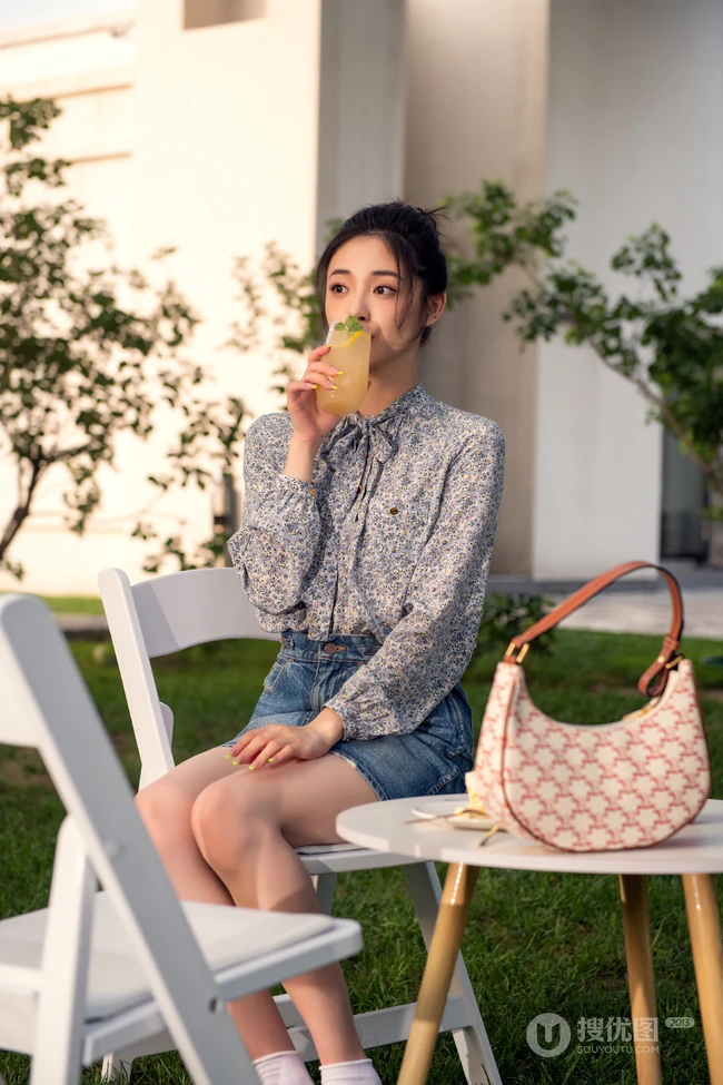 周洁琼小清新碎花衫牛仔裙穿搭夏日街头写真美照