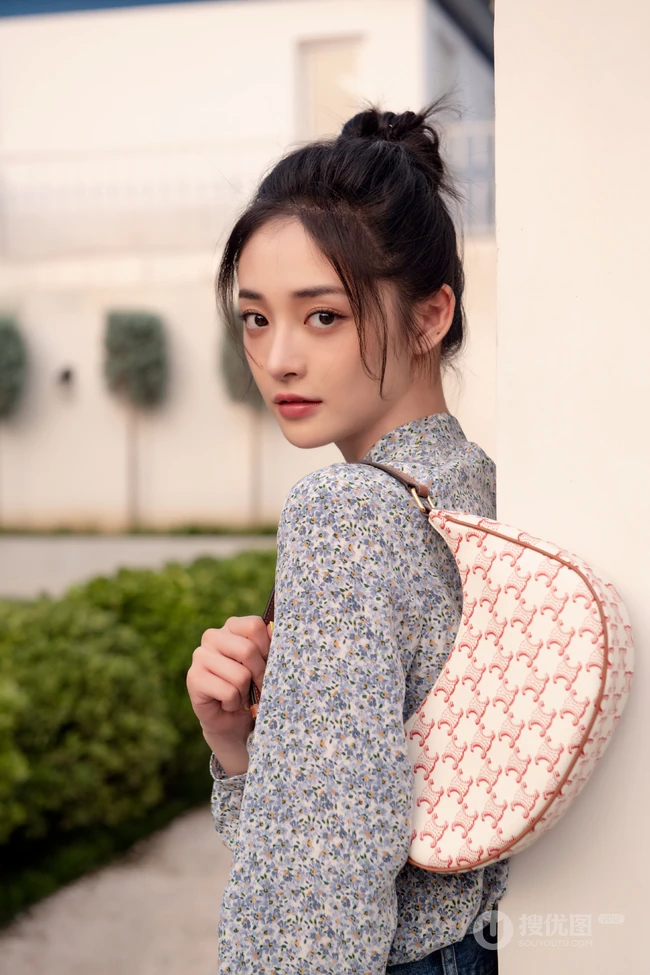 周洁琼小清新碎花衫牛仔裙穿搭夏日街头写真美照