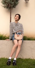 周洁琼小清新碎花衫牛仔裙穿搭夏日街头写真美照