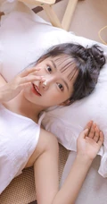 少女心思，少女情怀，甜美可爱白背心短裤少女居家悠闲吃葡萄蛋糕写真照片