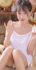 少女心思，少女情怀，甜美可爱白背心短裤少女居家悠闲吃葡萄蛋糕写真照片