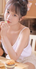 少女心思，少女情怀，甜美可爱白背心短裤少女居家悠闲吃葡萄蛋糕写真照片