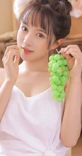 少女心思，少女情怀，甜美可爱白背心短裤少女居家悠闲吃葡萄蛋糕写真照片