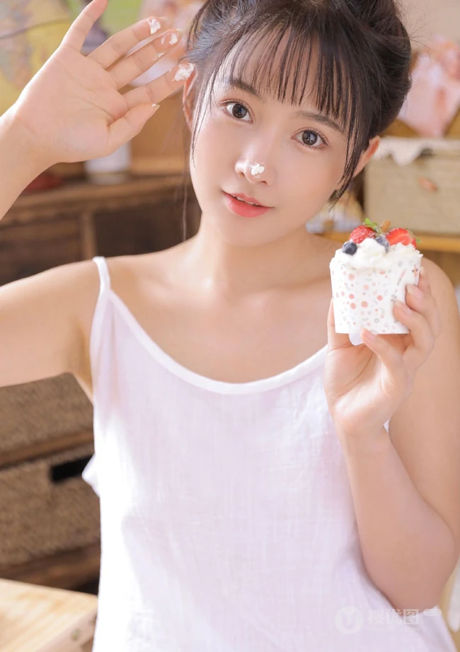 少女心思，少女情怀，甜美可爱白背心短裤少女居家悠闲吃葡萄蛋糕写真照片