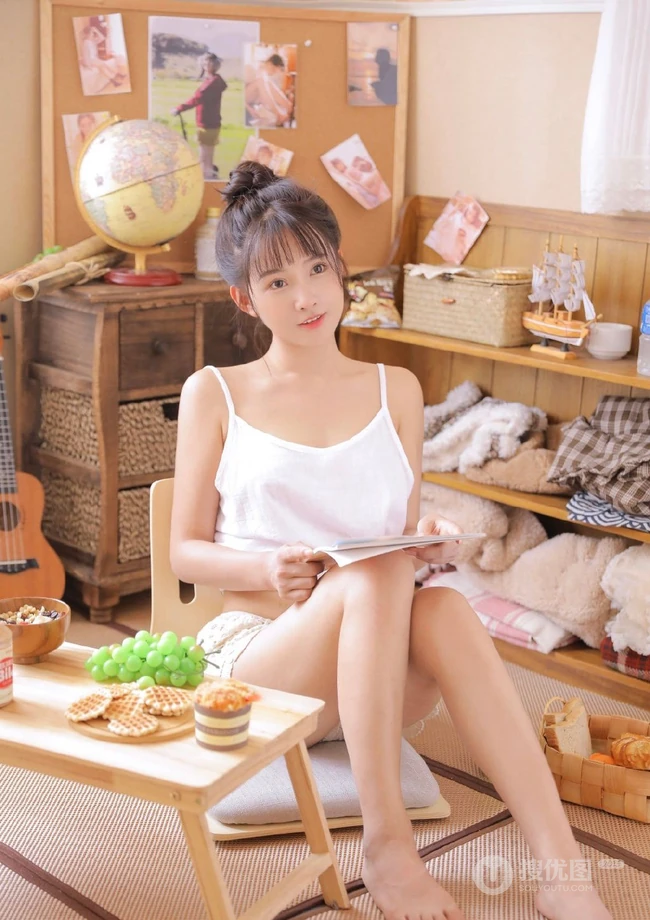 少女心思，少女情怀，甜美可爱白背心短裤少女居家悠闲吃葡萄蛋糕写真照片