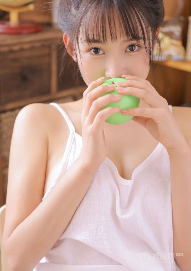 少女心思，少女情怀，甜美可爱白背心短裤少女居家悠闲吃葡萄蛋糕写真照片