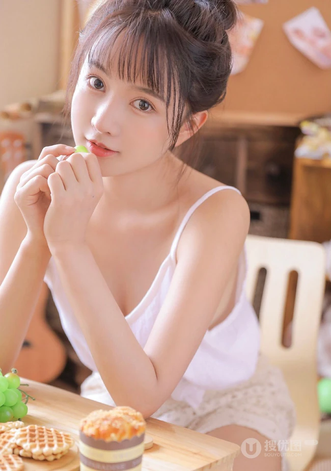 少女心思，少女情怀，甜美可爱白背心短裤少女居家悠闲吃葡萄蛋糕写真照片