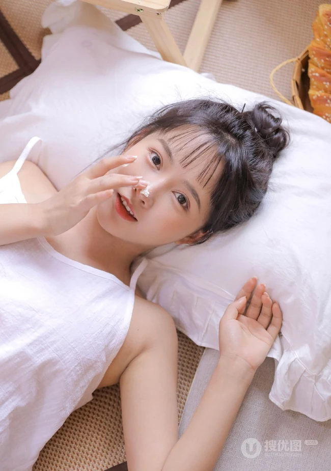 少女心思，少女情怀，甜美可爱白背心短裤少女居家悠闲吃葡萄蛋糕写真照片