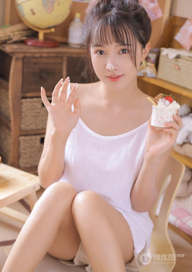 少女心思，少女情怀，甜美可爱白背心短裤少女居家悠闲吃葡萄蛋糕写真照片