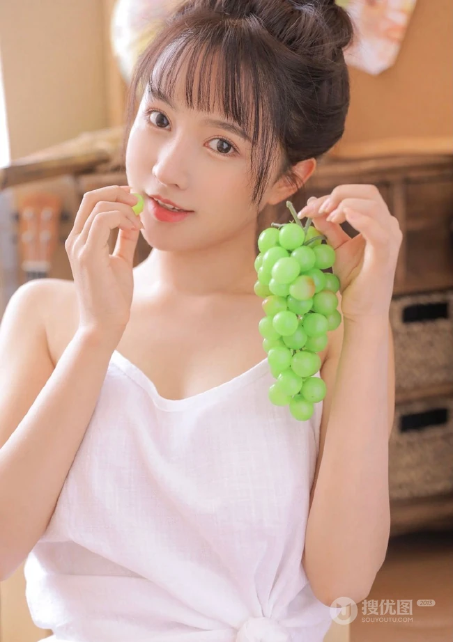少女心思，少女情怀，甜美可爱白背心短裤少女居家悠闲吃葡萄蛋糕写真照片
