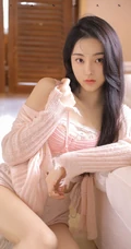 眼里满满都是温柔的粉色针织衣短裤女生居家沙发柔情蜜意写真图片