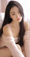 眼里满满都是温柔的粉色针织衣短裤女生居家沙发柔情蜜意写真图片