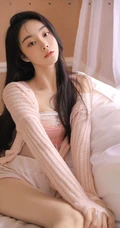 眼里满满都是温柔的粉色针织衣短裤女生居家沙发柔情蜜意写真图片