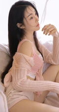 眼里满满都是温柔的粉色针织衣短裤女生居家沙发柔情蜜意写真图片
