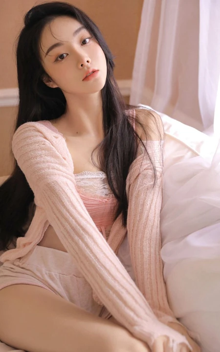 眼里满满都是温柔的粉色针织衣短裤女生居家沙发柔情蜜意写真图片