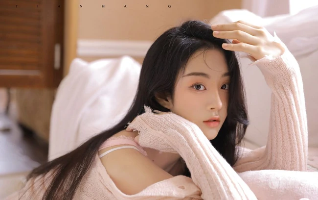 眼里满满都是温柔的粉色针织衣短裤女生居家沙发柔情蜜意写真图片