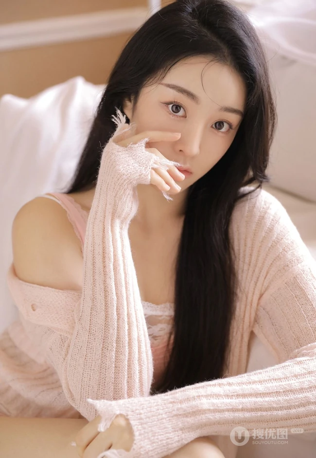 眼里满满都是温柔的粉色针织衣短裤女生居家沙发柔情蜜意写真图片