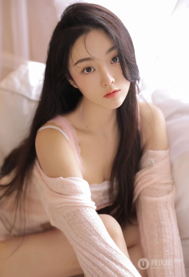 眼里满满都是温柔的粉色针织衣短裤女生居家沙发柔情蜜意写真图片