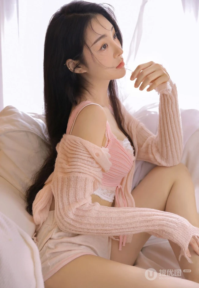 眼里满满都是温柔的粉色针织衣短裤女生居家沙发柔情蜜意写真图片