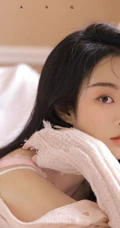 眼里满满都是温柔的粉色针织衣短裤女生居家沙发柔情蜜意写真图片