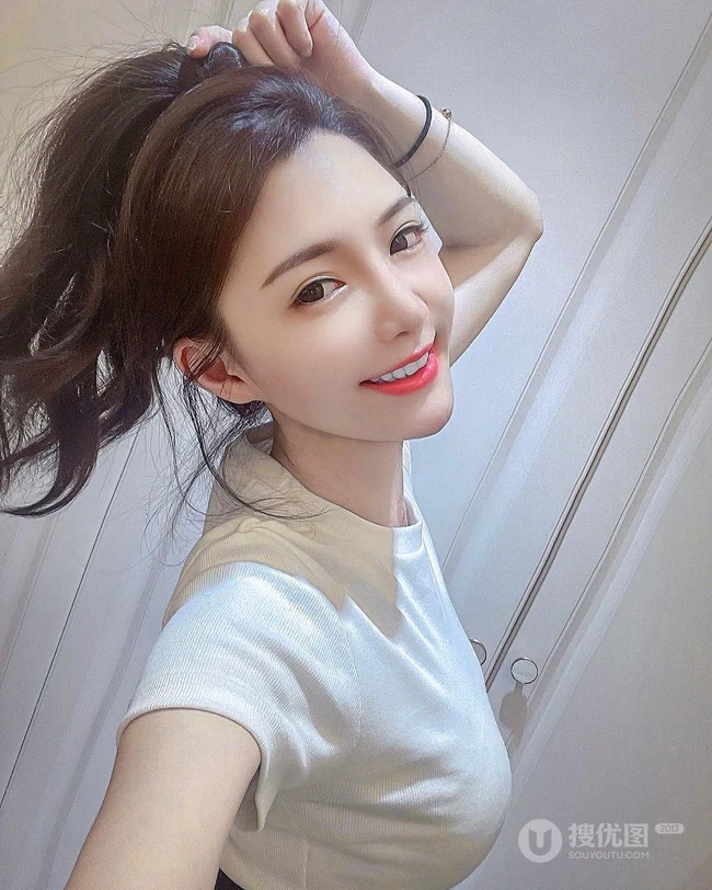 气质s型身材甜美气质鹅蛋脸台湾女生芯芯飞行制服、休闲装穿搭生活照图片