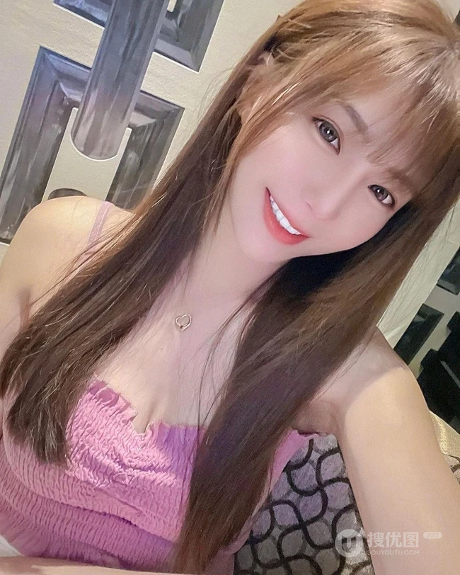 气质s型身材甜美气质鹅蛋脸台湾女生芯芯飞行制服、休闲装穿搭生活照图片